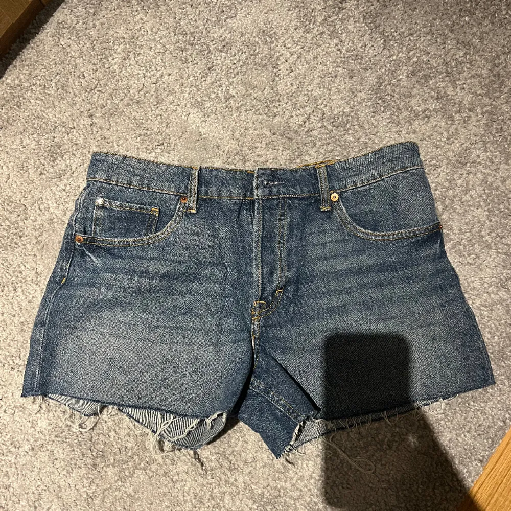 Säljer dessa snygga  jeans shortsen från hm, perfekt till sommar . Shorts.