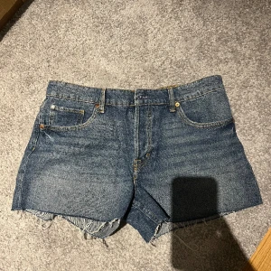 Shorts från hm  - Säljer dessa snygga  jeans shortsen från hm, perfekt till sommar 