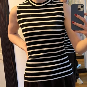 Randig topp utan armar  - Jättesöt tandig topp. Står att den är i barnstorlek, men är stretchig och passar XS-S (eventuellt M). Säljer då den ej kommer till användning💖 Knappt använd 🫶