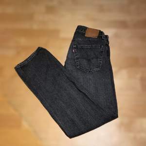 Levis jeans, modell 501. Toppen skick 9/10 knappast använda. Nypris 1200, mitt pris 499 kr