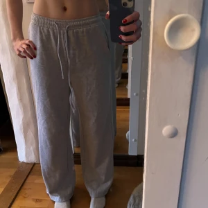 Gråa mjukisbyxor  - Vida mjukisbyxor i gott skick! Säljer då de ej kommer till användning 💖Passar mig väl i längden som 174 lång 