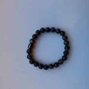 Snyggt grisch armband som passar alla. 1st 55kr 2st 99kr 3st 140kr finns flera av olika färger (kolla profil)