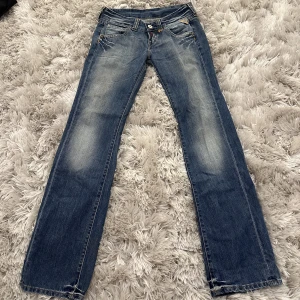 replay jeans - Så fina replay jeans! W27 L34. Säljer då de är lite stora och väldigt långa på mig. Midjemått 37/38cm tvärs över och innerbenslängd cirka 82cm. Super fint skick men är lite sönder längst ner på ena benet men inget som syns framifrån eller när man bär de💞