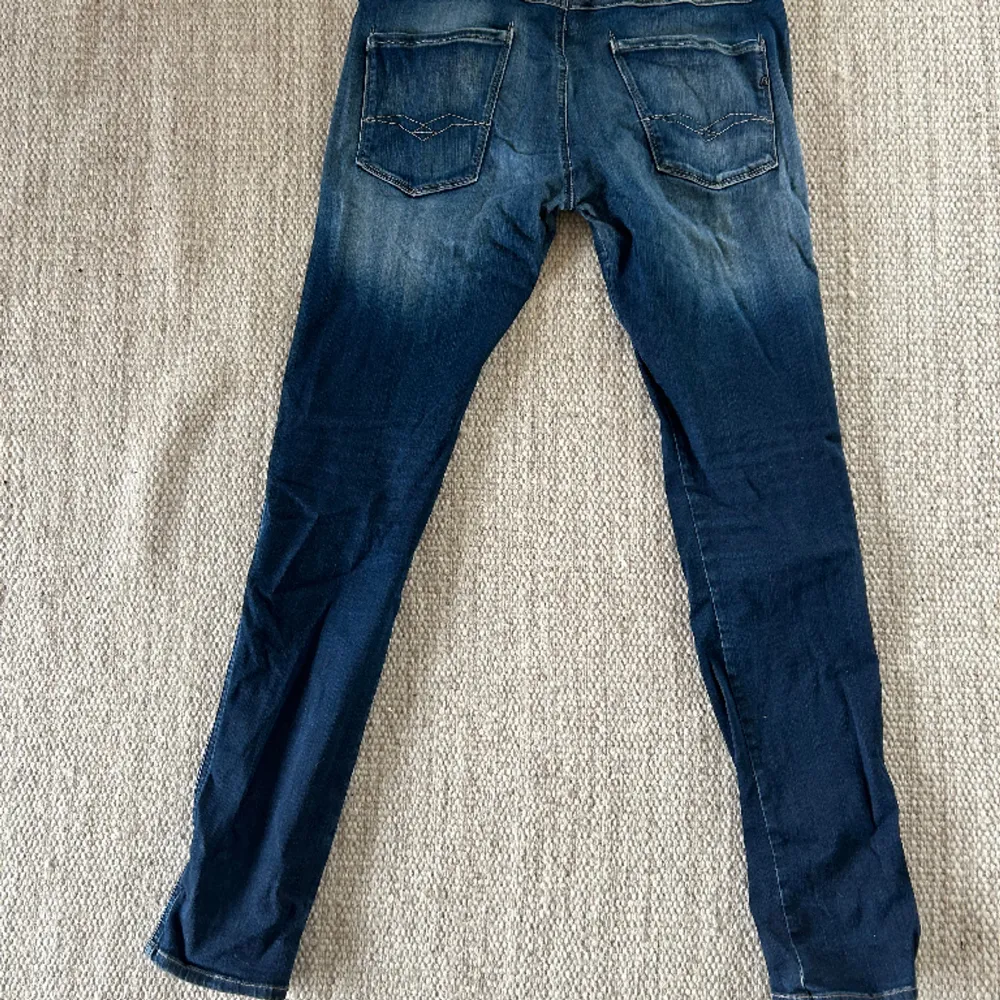 Fet grish replay jeans nu pris 2599 precis ny tvättade därför skrynkliga använda bara några gånger . Jeans & Byxor.