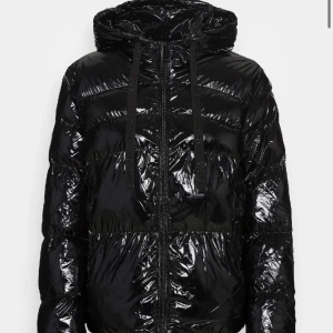 Snygg puffer jacka - Säljer min snygga jacka som är perfekt nu till vintern eller våren, den är använde ett fåtal gånger. Säljer pga den inte kommer till användning längre💕 nypris 2000kr. Priset kan diskuteras, pga vill ha sålt den så fort som möjligt 