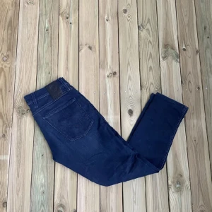 Replay anbass 31/30 - Replay anbass  Färg: mörkblå Storlek: w31 l30 Skick: 10/10 Skriv vid eventuella frågor