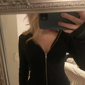 Gina kofta  - Säljer denna blåa kofta från gina då den inte är min stil använd 1 gång💙