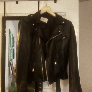 Deadwood skinnjacka  - Dessvärre en reva under ena armen. Därav billigt pris. 