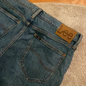 Lee Jeans - väldigt schyssta Lee jeans, använda ca 4 gånger så väldigt fint skick, 