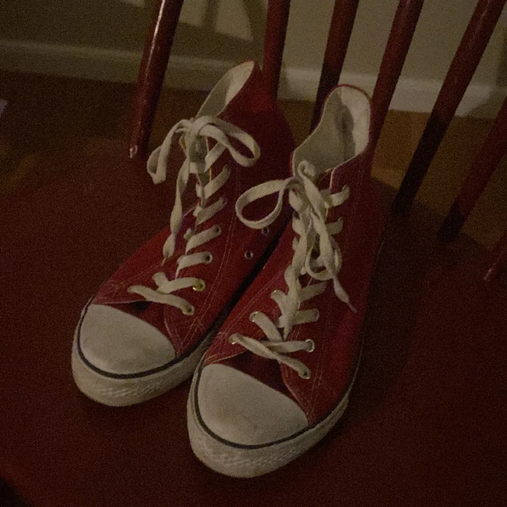 Röda converse liknande skor. Storlek 40. Köpta second hand men fortfarande hela och fina. Skor.