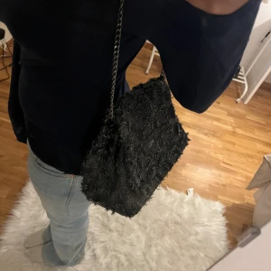 lurvig väska - säljer denna fina fina väska som liknar becksöndergaard väskorna lite grann, då kah har andra väskor jag använder mig av mer! den kan även användas som en lång axelremsväska så man kan dra ut kedjan!💘