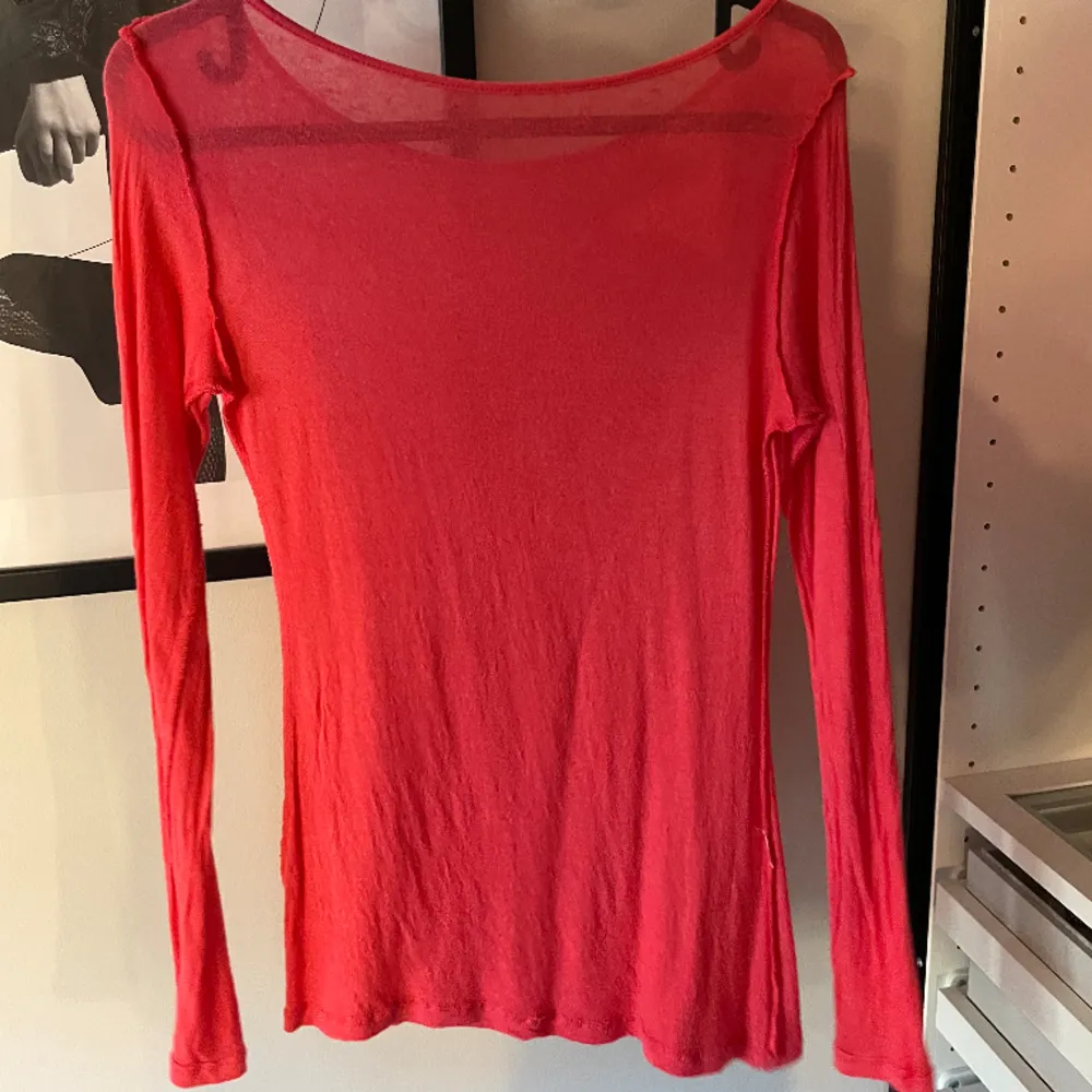 Säljer denna Intimissimi liknande tröjan i super fin färg! ❤️ Använd 2 gånger så bra i kvaliten! . Tröjor & Koftor.