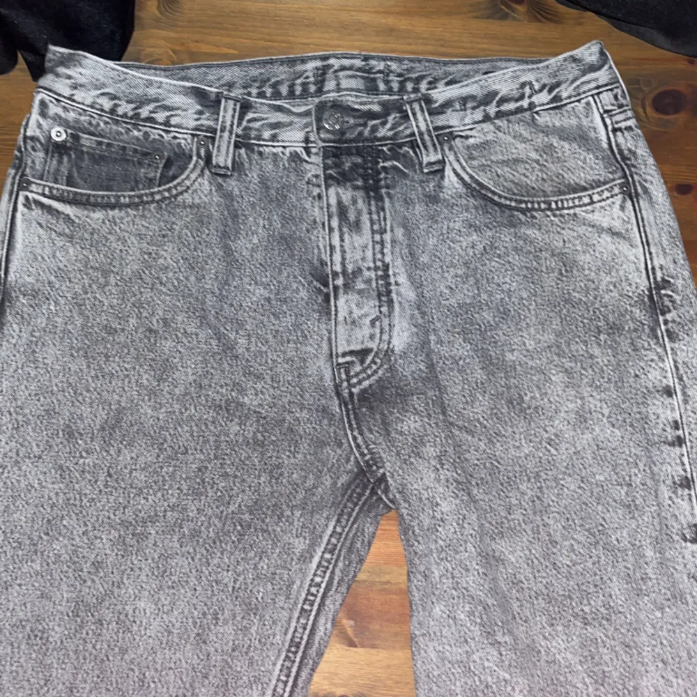 Säljer nu dessa trendiga eftertraktade hope rush jeans. Säljs pga att dom inte längre passar min still. Skick 8/10. Jeans & Byxor.