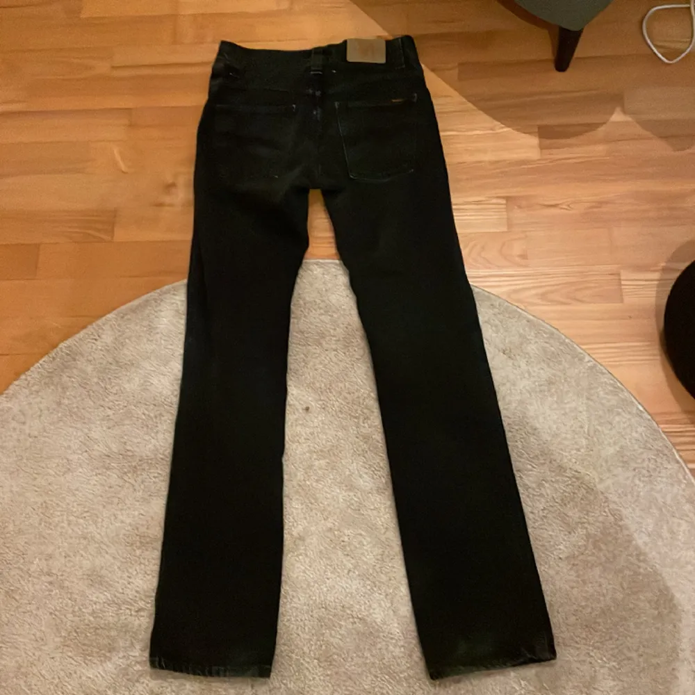 Svarta Nudie Jeans riktigt feta grim tims skick 8,5/10 knappt använda. Jeans & Byxor.