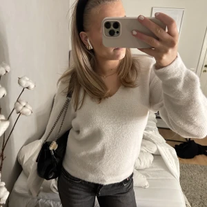 Stickad tröja ZARA - Säljer denna super sköna och fina tröjan från ZARA, nyskick!!🤍🤍