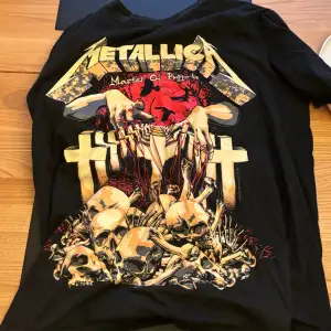 Metallica tröja med Master of Puppets tryck Storlek L, men skulle säga M