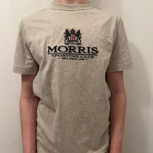 Snygg t-shirt från Morris! Storlek XS  (kan passa S), inga defekter. Kontakta om ni har frågor!