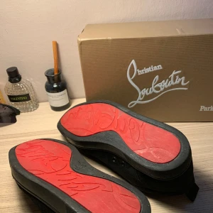 Christian louboutin skor - Hej säljer nu mina christian louboutin skor, jag köpte dom här på Plick för drygt 1 år sedan stl 45. Använt skick 