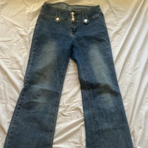 Bootcute jeans - Skit snygga jeans som tyvärr inte passar mig. Hittar ingen storlek men innebens längden är 78 cm. Bootleeg och medium rize