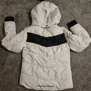 Skön vinterjacka  - Snygg och välskött täckjacka från Everest. Storlek 164, varm och skön med bra passform. Avtagbar huva. Har blivit för liten, tyvärr. Väldigt bra skick.