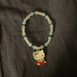 Armband - Hellokitty armband, aldrig använt. Frakt 18kr postar i brev🤗Kontakta om ni har några frågor<3