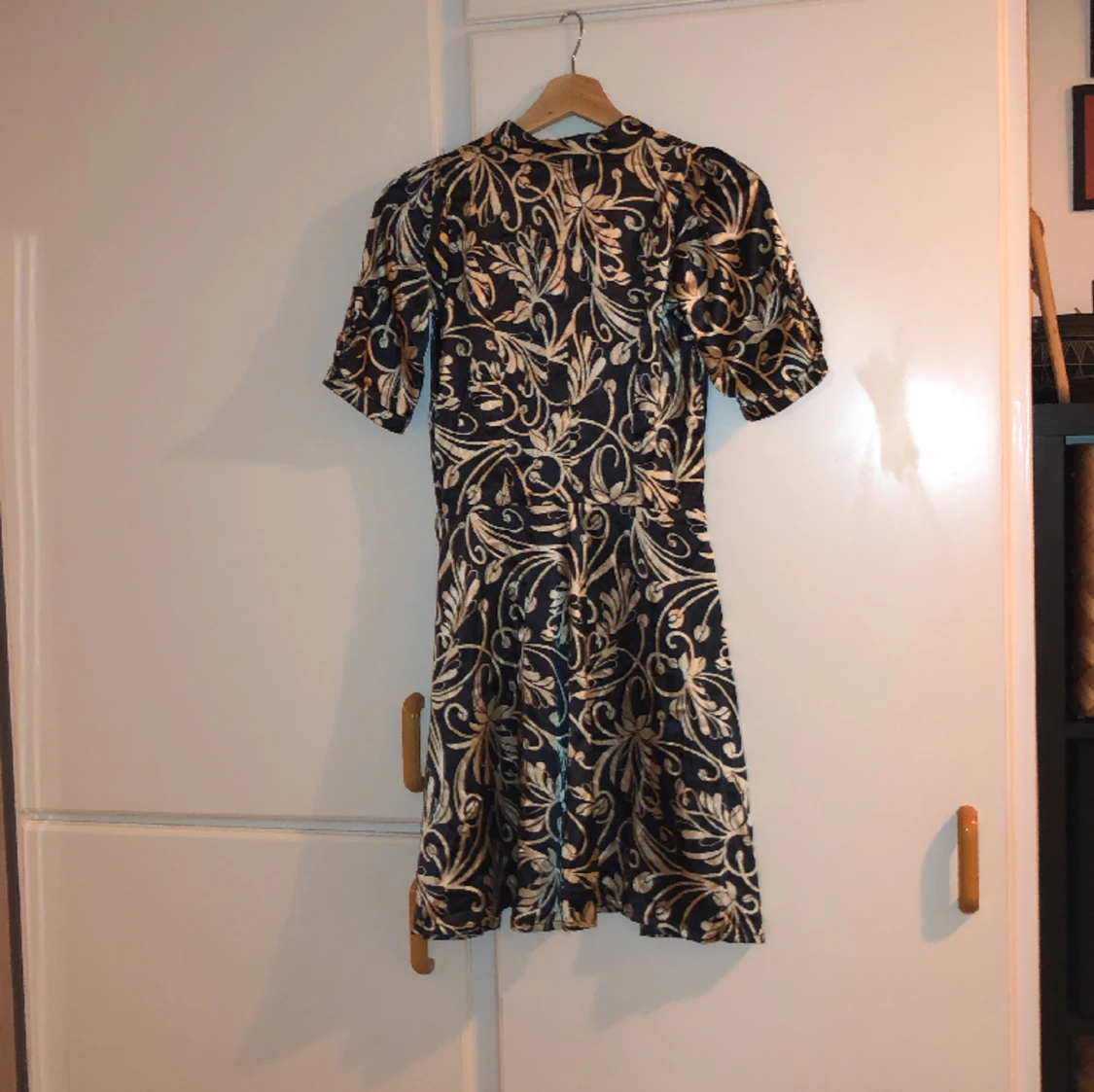 Guldig och svart klänning  - 90