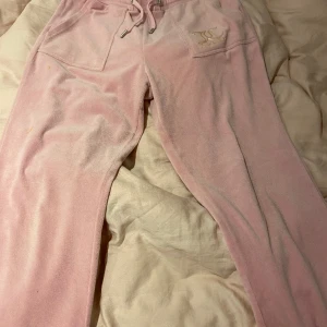 Juicy couture  - Fina juicy byxor säljer dom för dom är förstora på mig för jag köpte dom av en tjej på Facebook o trodde dom skulle passa
