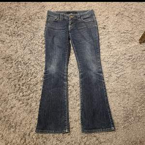 Vintage Calvin Klein jeans! Jeansen är lågmidjade och bootcut! Skriv till mig angående mått❤️skulle säga att storleken är ungefär s. Innerbenet är 79 och midjemått 39