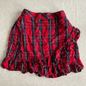 Volangkjol - Volangkjol köpt på KappAhl, storlek 170 men passar som en S (om man inte är väldigt lång). Sparsamt använd, inga defekter.