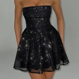 Glitterklänning med rosett - Supersnygg off-shoulder klänning med glitter samt rosett i ryggen! Aldrig använd!! 