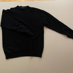 Kabelstickad Kashmir- och merinoulls tröja - Nu säljer jag min Kashmir och merinoullströja från det Italienska märket Roberto Collina då den inte kommit till användning, skicket är 8/10. Den är inköpt från Zalando.  Nypris:3000kr  Mitt pris: 1249kr