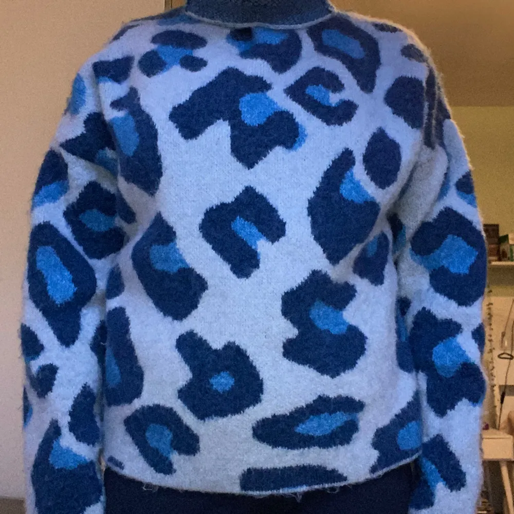En jättefin blå stickad leopard tröja! Var använt den max 3 gånger så den är i jättefint skick. Tröjor & Koftor.