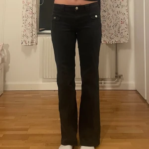 Low waist jeans - Säljer dessa populära lågmidjade byxor från H&M som jag inte andvänt så mycket så de är i väldigt bra skick🩷(jag på bilden är 169cm) De  är storlek 38 men passar mig som brukar ha 34/36.