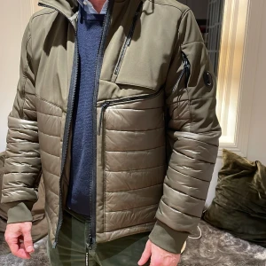 CP company jacka - Storlek L. Detta är en fin jacka nu till våren. CP company är ett bra märke som levererar bra kvalite. Denna jacka är knappt använd och nypris är 4000kr. Om du söker mer info så är det bara att hojta till !