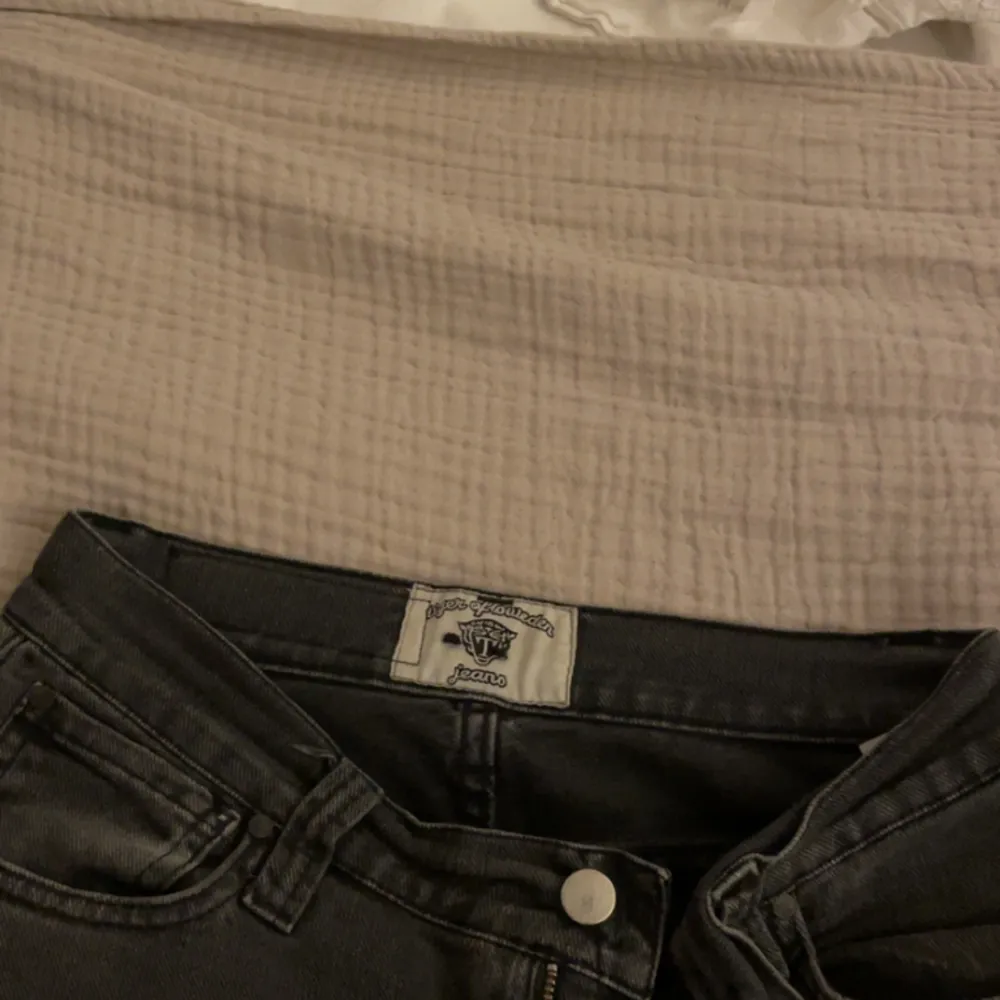 Ljus grå lågmidjade vootcut jeans. Jeans & Byxor.