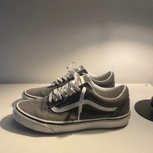 Vans gråa  - Tja säljer nu mina grå vans  Skicka 9/10  Ingen skolåda  Bara att skriva om det är några frågor. 