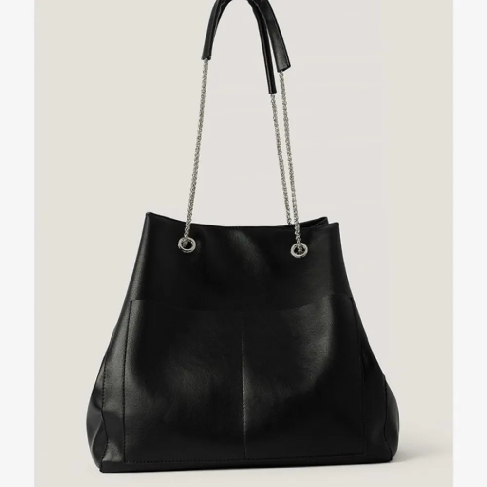 Säljer denna svarta läder väskan från NAKD. Aldrig använd och det är äkta läder. Rymlig stor väska, nypris 699kr⭐️ . Väskor.