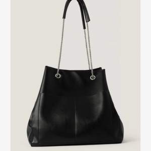Säljer denna svarta läder väskan från NAKD. Aldrig använd och det är äkta läder. Rymlig stor väska, nypris 699kr⭐️ 