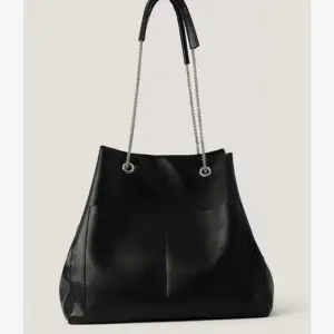 Säljer denna svarta läder väskan från NAKD. Aldrig använd och det är äkta läder. Rymlig stor väska, nypris 699kr⭐️ 