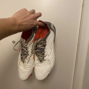 Adidas copa pure+ fotbollsskor Strl 46 - Otroligt sköna fotbollsskor. Modell adidas copa pure+, nypris ca 2500kr. I använt skick, se bilder. Storlek 46 men passar även 45.
