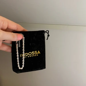 Silvrigt armband - Ett helt oanvänt armband från indossa. Det är rostfritt stål som är silverpläterat. Det är 4mm brett och passar både killar och tjejer.  Ett enkelt och fint armband som inte kommit till användning för mig!💞(Ursprungs/nypris pris 349kr)