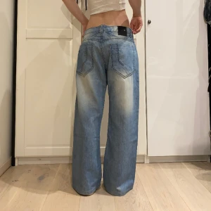 baggy jeans i snygg tvätt🤩 - midja 88 cm o innerben 80 cm ja e xs o 170 för referens herrmodell men passar tjejer lika bra!