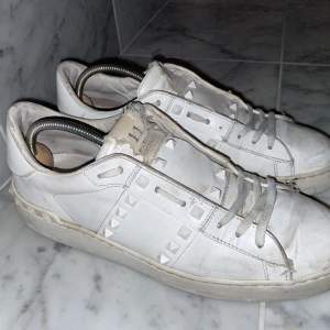 Valentino open skor i färgen vit. Använda men inga skador, förutom att 2 nitar saknas. Storlek 40. Köpta i Danmark för 6000, mitt pris 1199