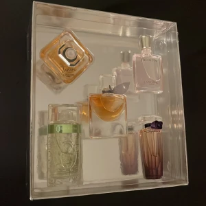 Parfym gift box LANCOME PARIS - Den här giftboxen säljs inte längre. Den rosa och lila är använda några gånger. Parfymerna kan också säljas separat från boxen. 
