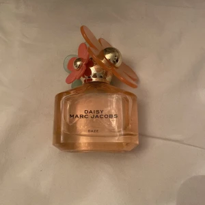 Marc Jacobs parfym - Säljer denna marc jacobs parfym, luktar jättegott och fräscht! ❤️