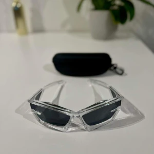 Glasöngon - Mycket bra kvalitetsglasögon, unik kollektion, kommer med kartong och trasa för att rengöra damm.