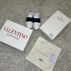 Valentino navy - Hej säljer min Valentino då dom har blivit för små. allt som finns med på bilderna följa med hör av dig vid mer frågor 