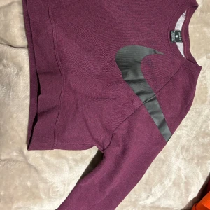 Tjocktröja från Nike - Storlek M, från Nike, väldigt skön! Har ej använt mycket! Köptes för ca 3 år sedan.
