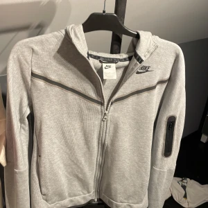 Nike tech  - Säljer en skit snygg Nike hoddie från Nikes hemsida! Nypris runt 1000kr Knappt använd! Säljer för 299kr skick 10/10! Hör av er vid frågor!⚡️