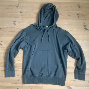 En grå hoodie från cos i oversized fit stl M, passar unisex, sparsamt använd